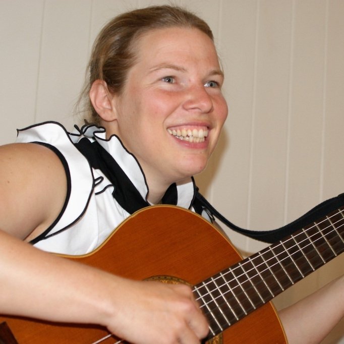 Portrait Sophia Rudin mit Gitarre neutral